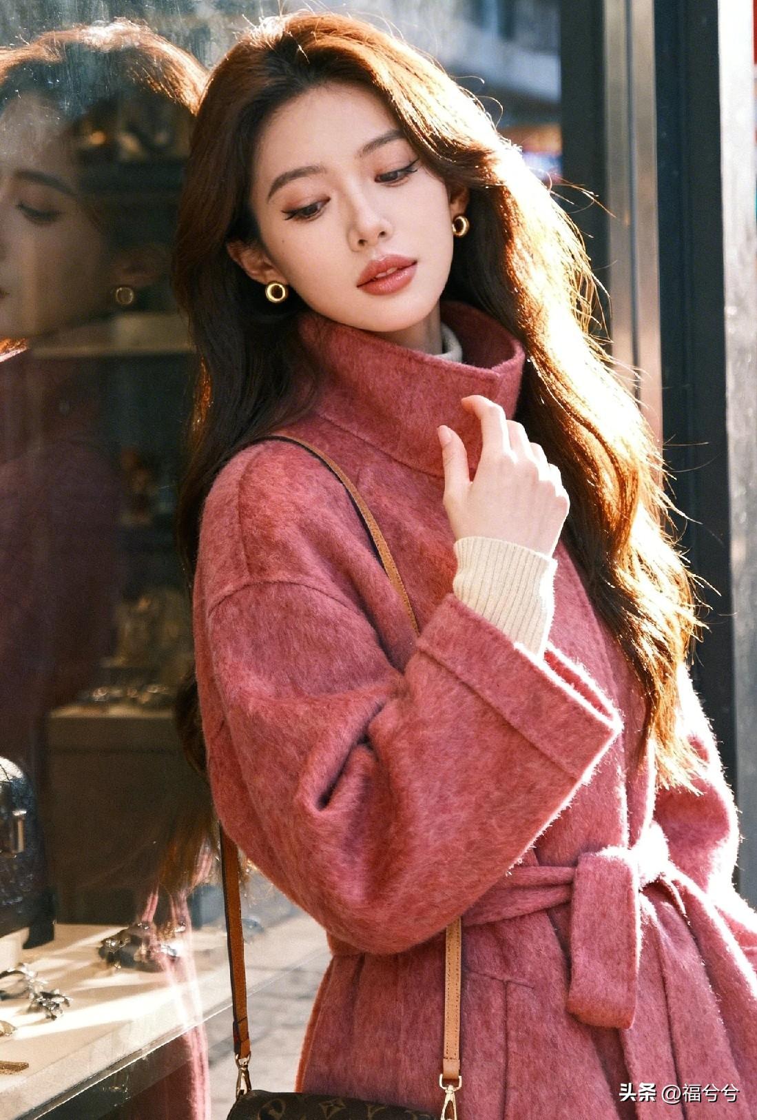 我偷偷地
碰了你一下
不料你
像蒲公英一样散开
 
风一吹
便没了踪迹
可往后的