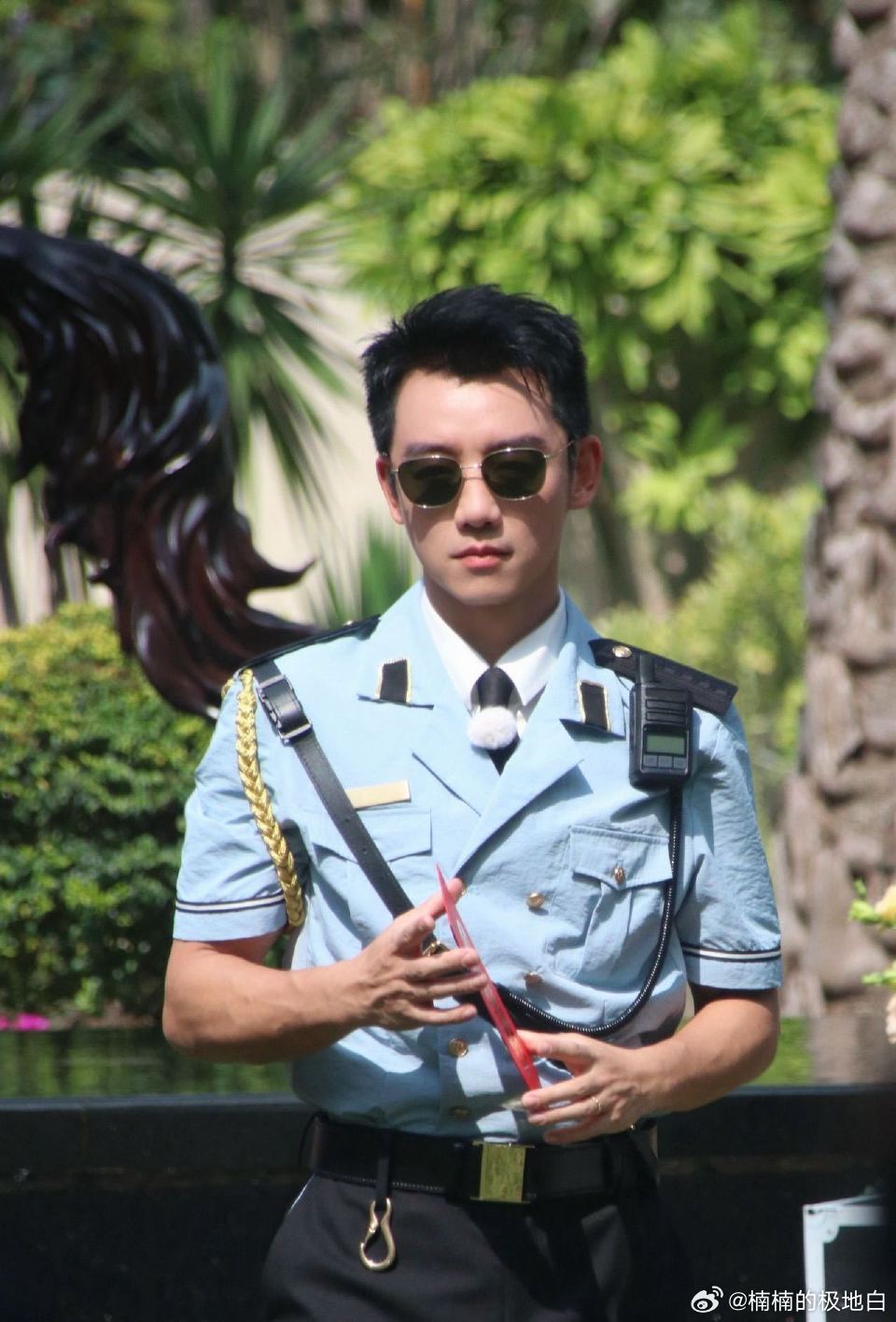 郑恺怎么上跑男当保安了 郑恺保安造型意外出圈，穿上制服瞬间入戏，气场在线颜值在线
