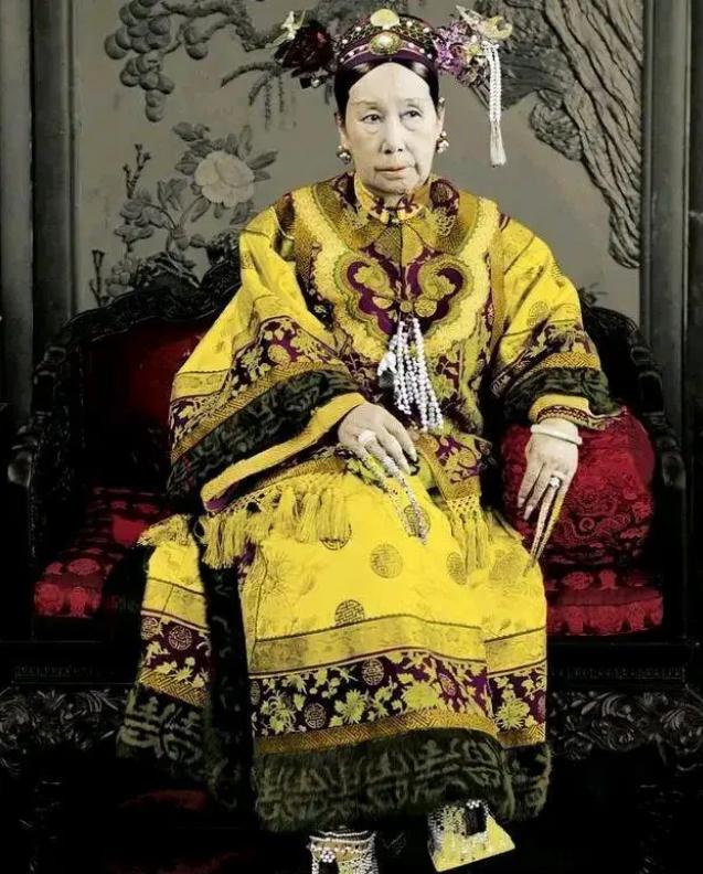慈禧无聊找了一个小太监下棋，小太监见慈禧如此高兴，突然大笑：“奴才杀了老佛爷一个