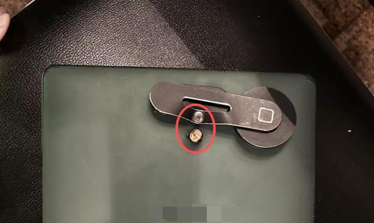 中国驴友巴西加油站遭劫匪枪击，笔记本电脑挡枪救回一命。事情发生于10月1日晚上，