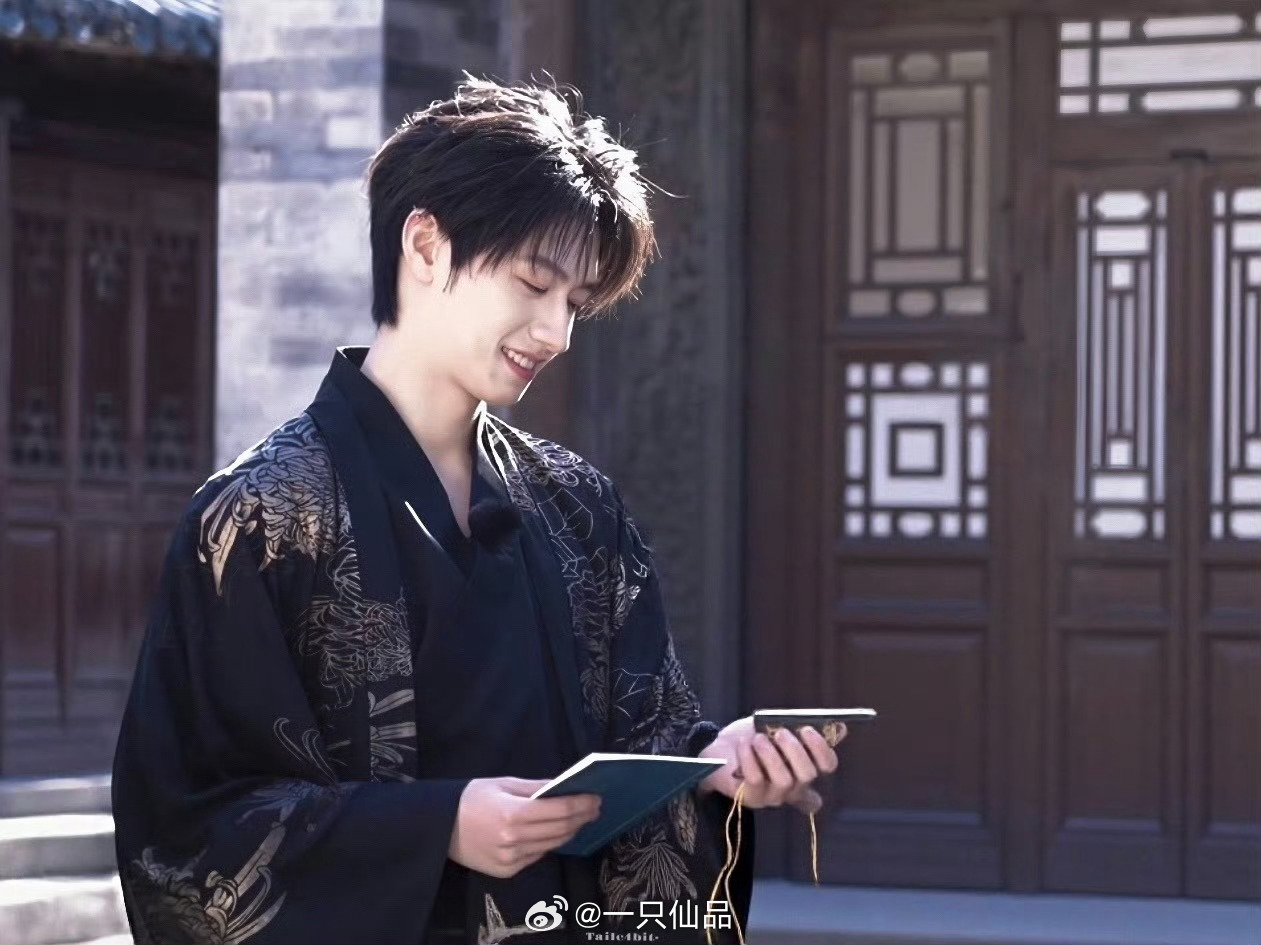 看呐！朱志鑫这也太帅了吧，颜值是真的顶啊，越看越有味道