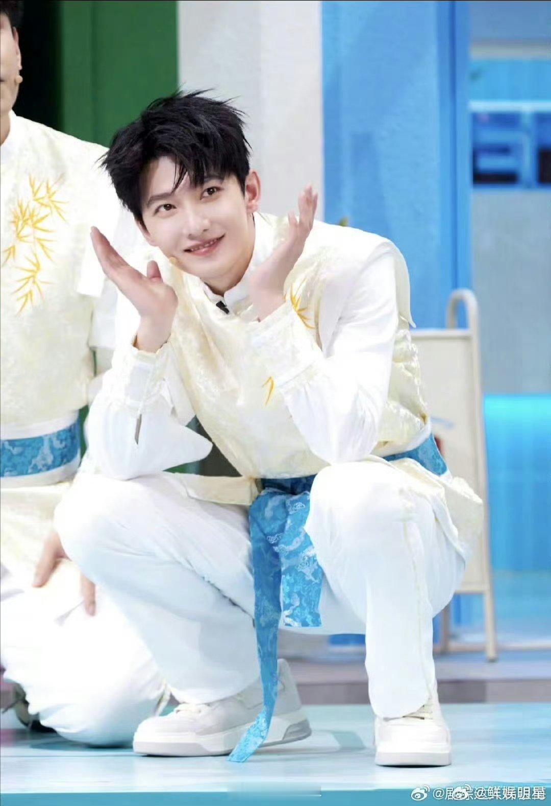 杨洋不语只一味地看着笑你好星期六杨洋的笑，是《你好星期六》里最动人的旋律。他的快