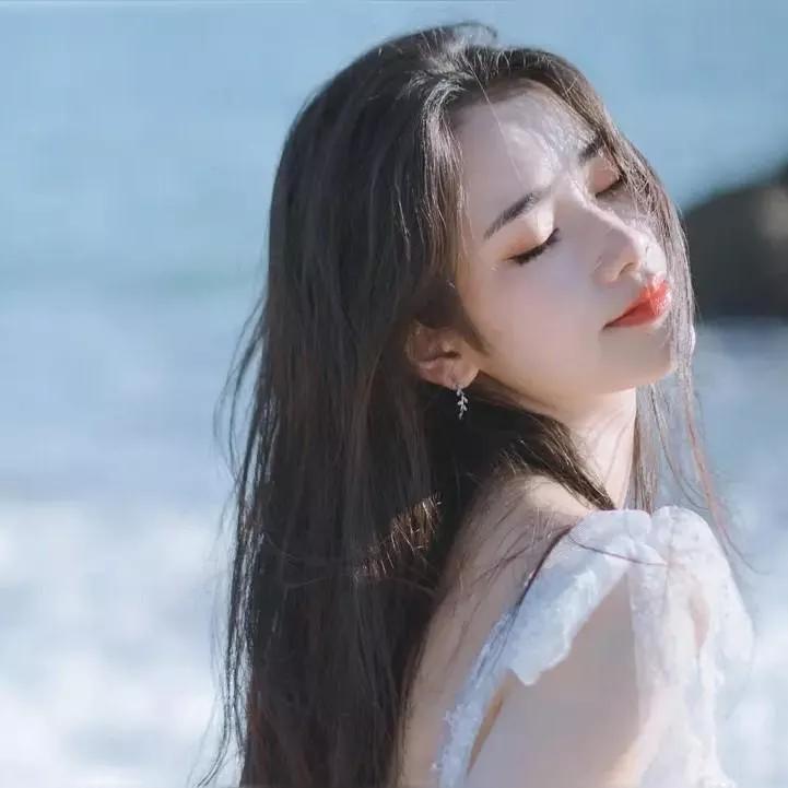 阳光沙滩，恬静美人，闭目享受时光美女沙滩风景 美女沙滩度假图 山腰小憩写真 沙滩