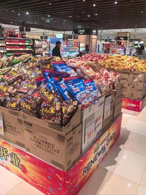 你发现没有，同样是在日本，有人在超市买一盒草莓花500块，也有人整车购物只花50