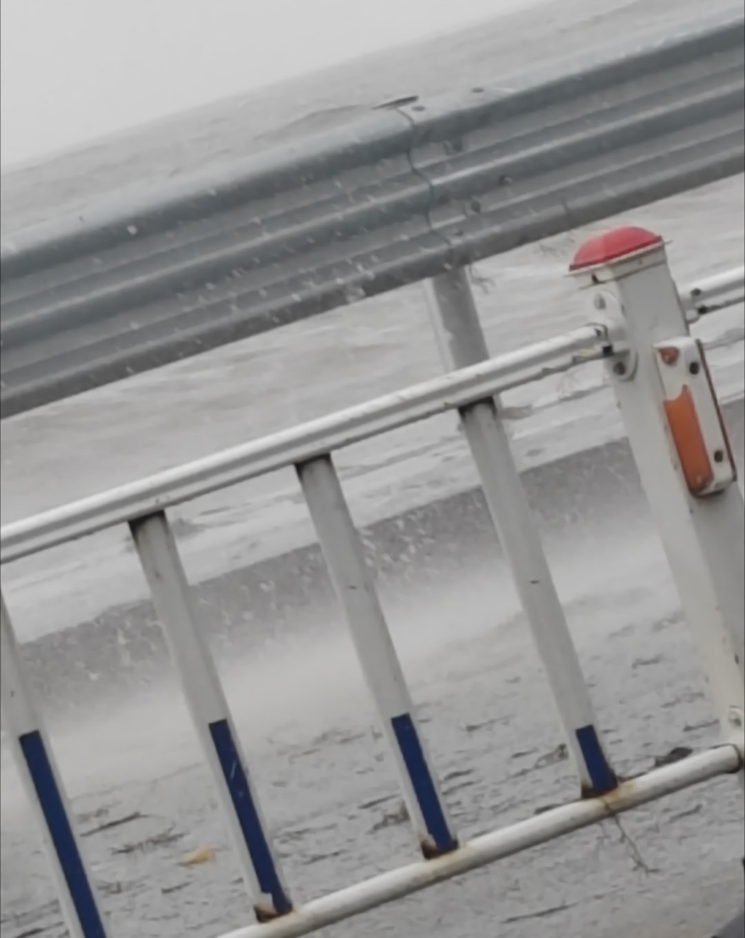 我在海水倒灌第一现场！青岛 海水倒灌
