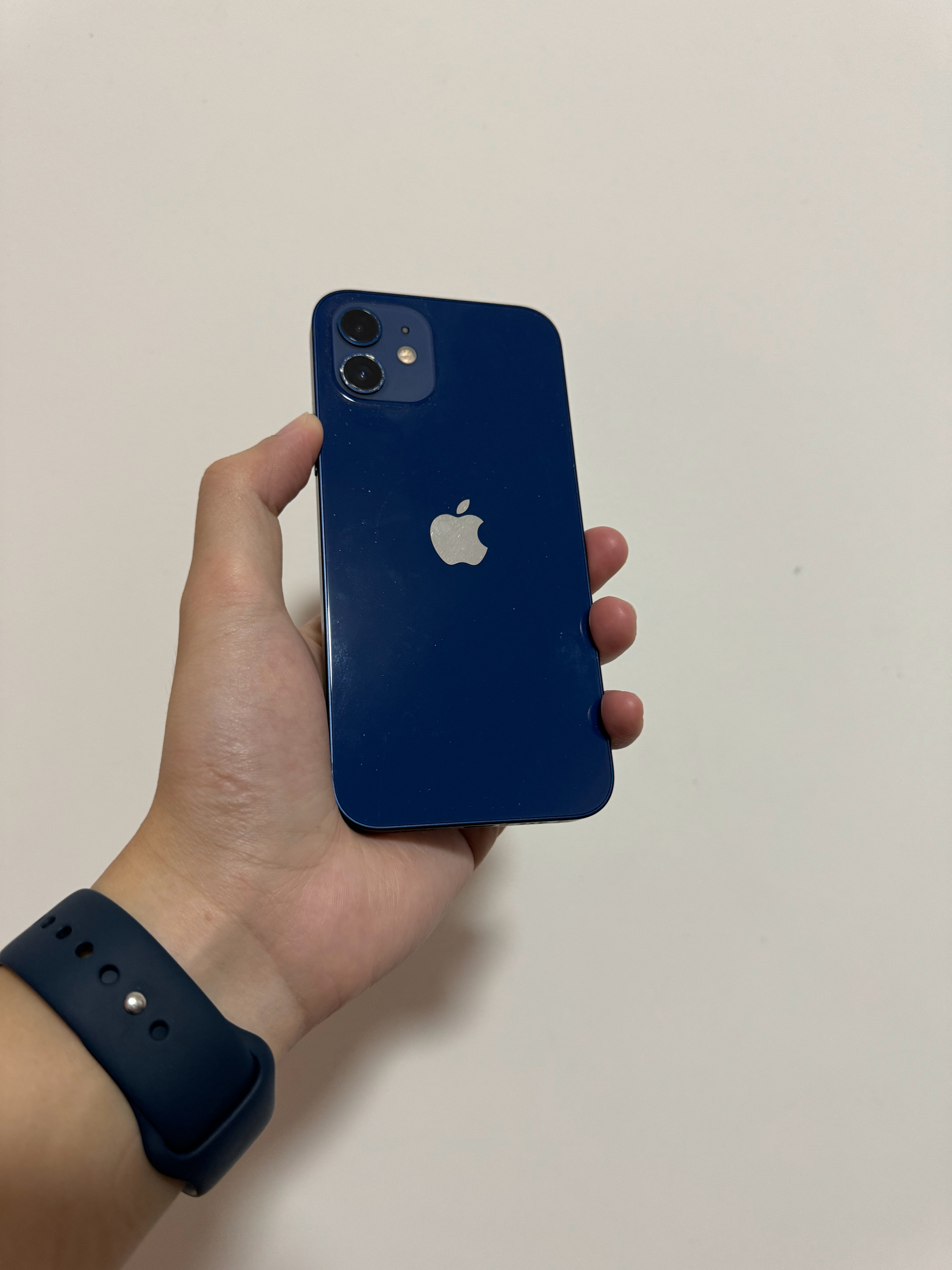 iPhone12发布这么多年了，这个蓝色我觉得还是挺特别的，让人记忆犹新的颜色，