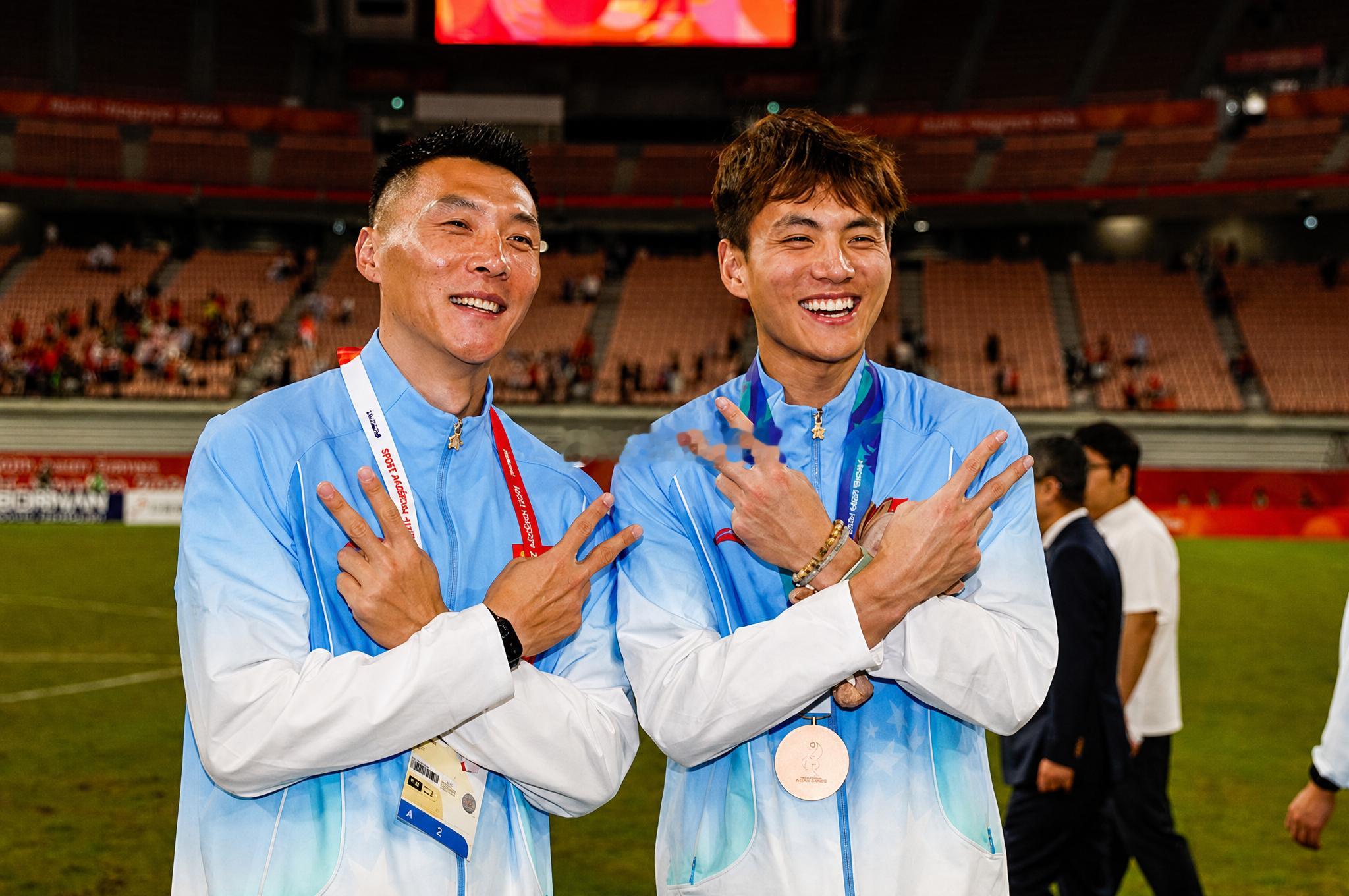 U23国足球员上台领取铜牌画面U23国足铜牌 𝙇𝙞𝙛𝙚 𝙞𝙨 𝙗?