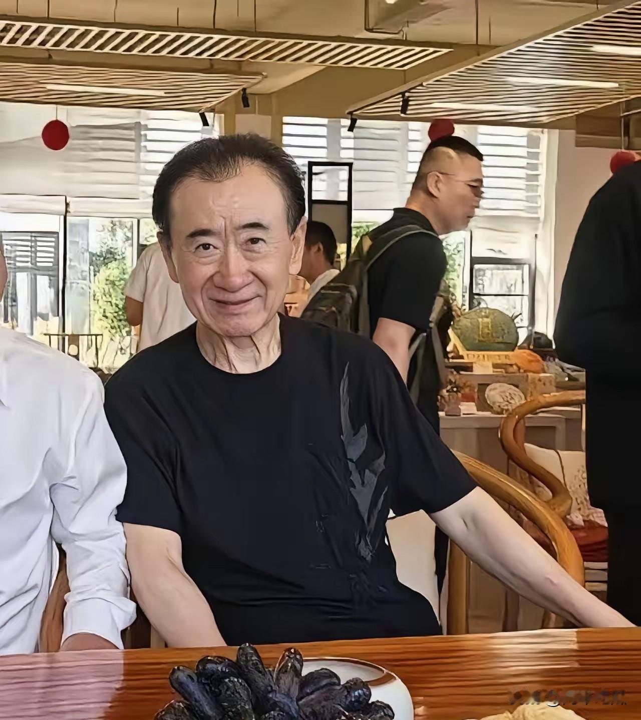 王健林近照，可以说是骨瘦如柴，脸型也很奇怪，鼻子显的非常大，脖子瘦的非常明显，确