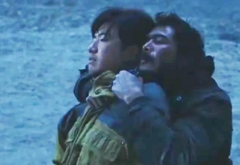 《生命树》多杰烧水吃个药的时间意外就发生了，等他再出来，就看到邵云飞被那个原本绑