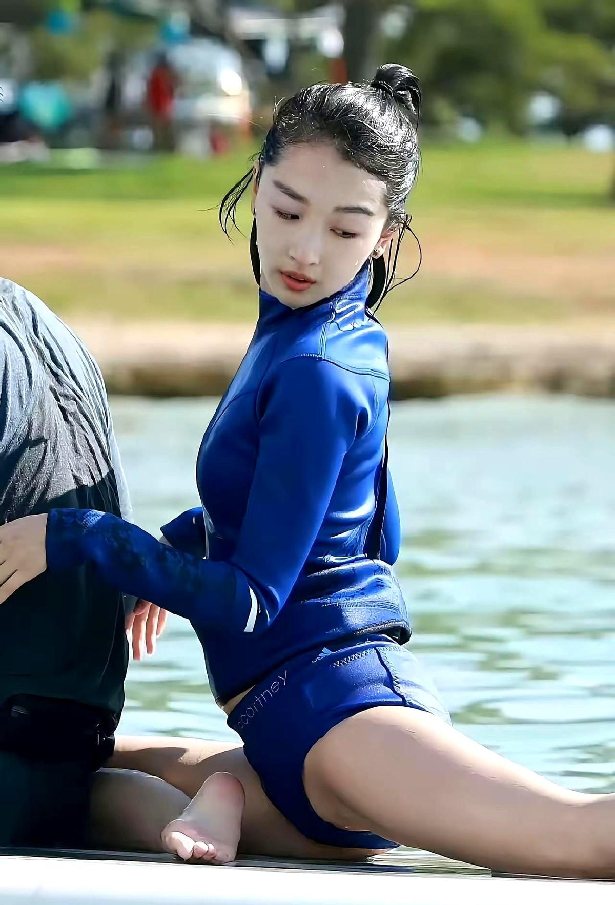 演员这职业，真不是一般人能干的。

周冬雨工作室前阵子发了18张泳装照，素颜、白