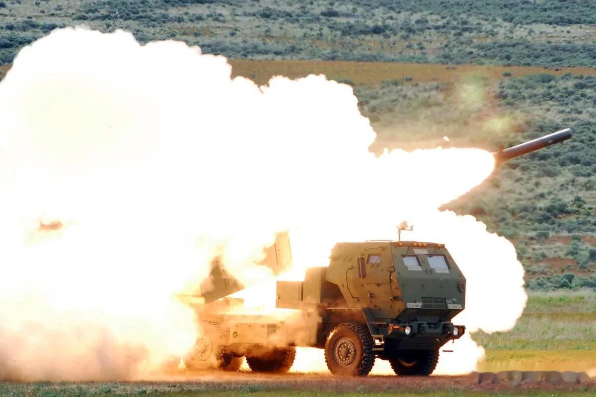 突发消息:波兰将于明天签署购买486套HIMARS(海马斯)火箭炮系统的协议。
