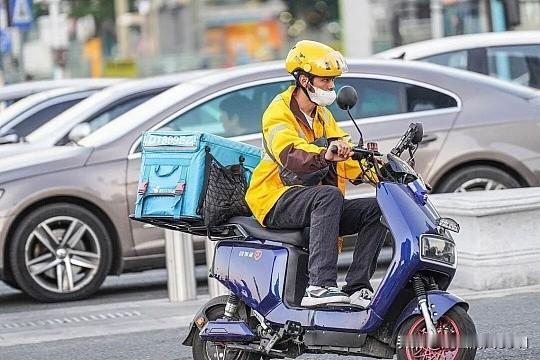 你怎么看待研究生送外卖现象?研究生送外卖不是“读书无用”，而是就业市场供需错配下