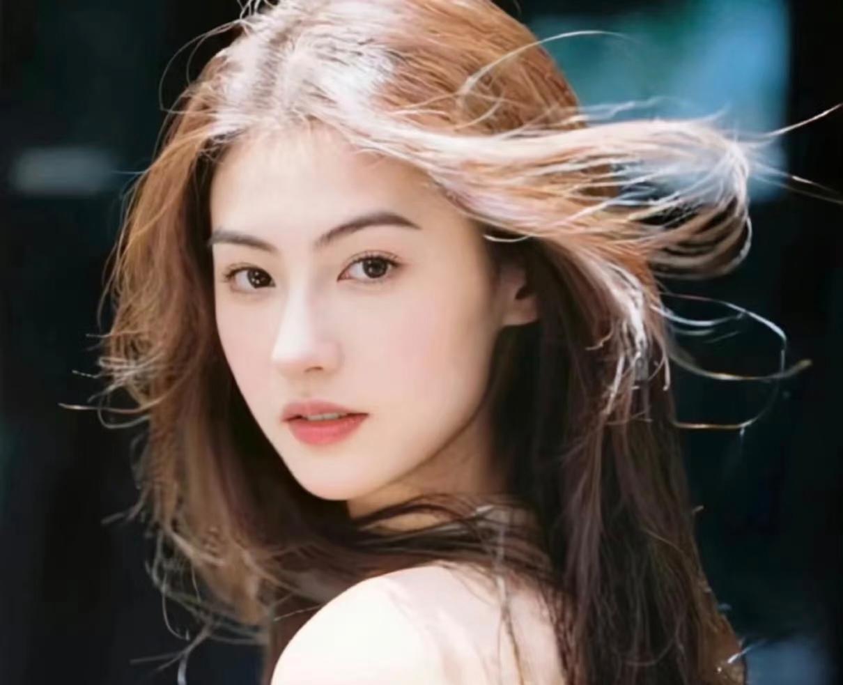 合着大家猜了半天，张柏芝生三胎根本不是为了什么“绝美爱情”，纯粹就是想要个贴心小