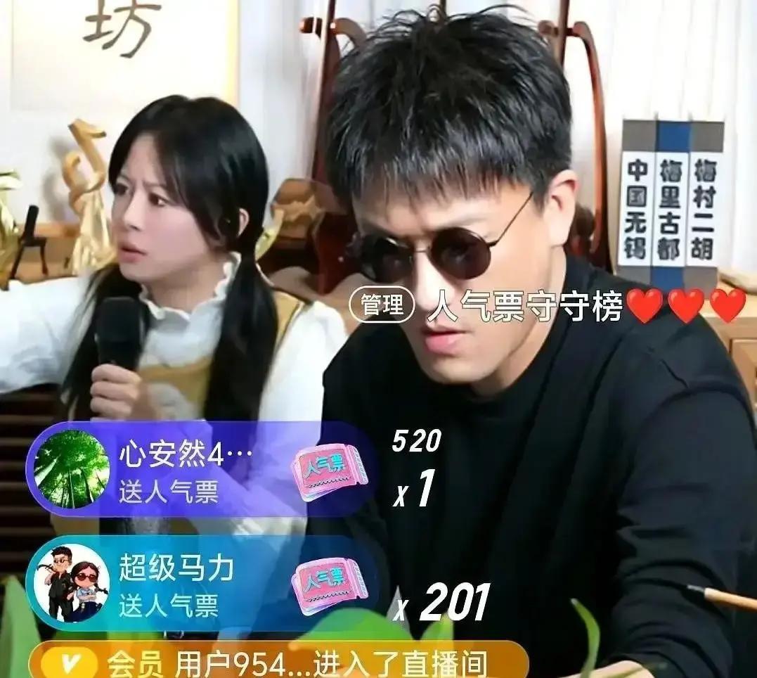 二饼昨晚直播突然从第七掉到第十，粉丝急得刷屏“别掉榜”就在这节骨眼，王莉的妹妹“