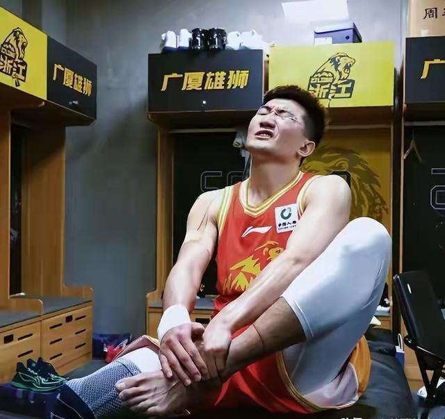 孙铭徽的职业生涯里崴脚像秋天的风或者夏天的雨，来的毫无征兆扰乱人心绪。去年杯赛右