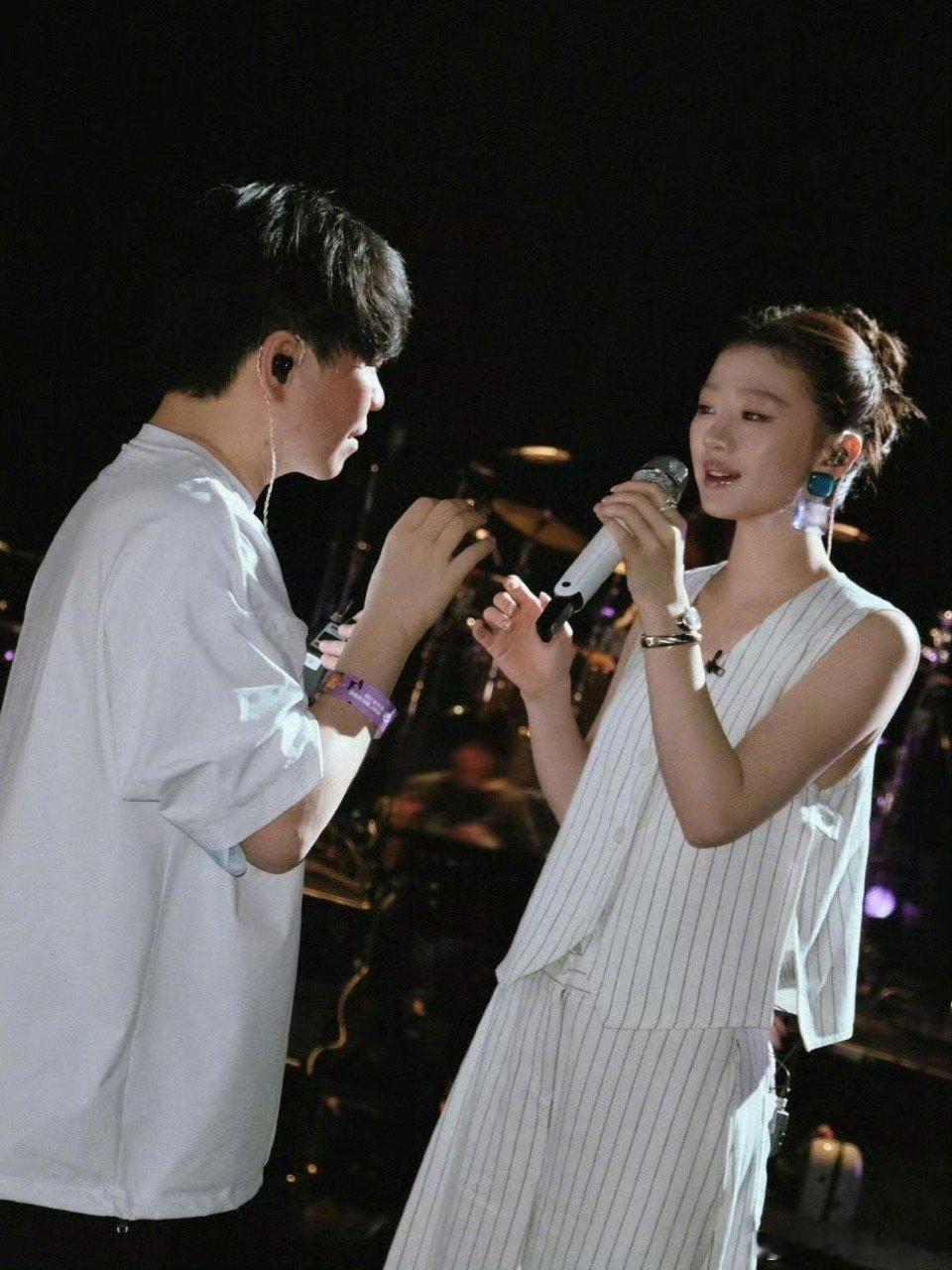 黄龄单依纯两个diva都是常石磊宿主 华语乐坛顶级炼金术士，只渡天选女伶。常石磊