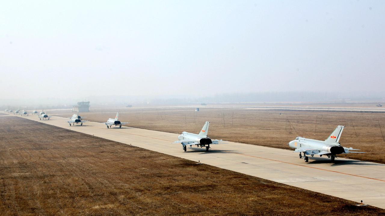 整个七十年代，为了应对北方边境那一大群超音速轰炸机的威胁，航空工业压榨干净所有的