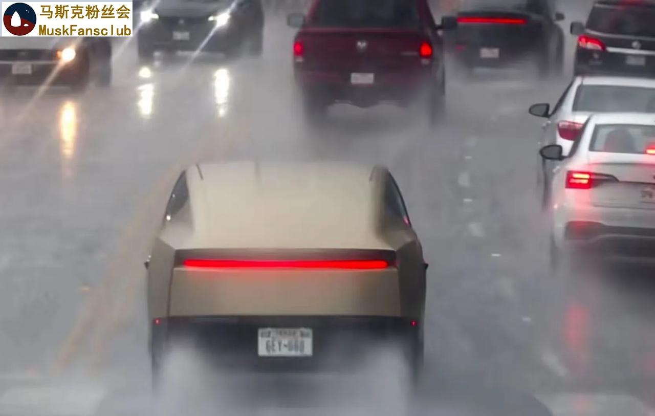 特斯拉Robotaxi在德克萨斯大雨中运行