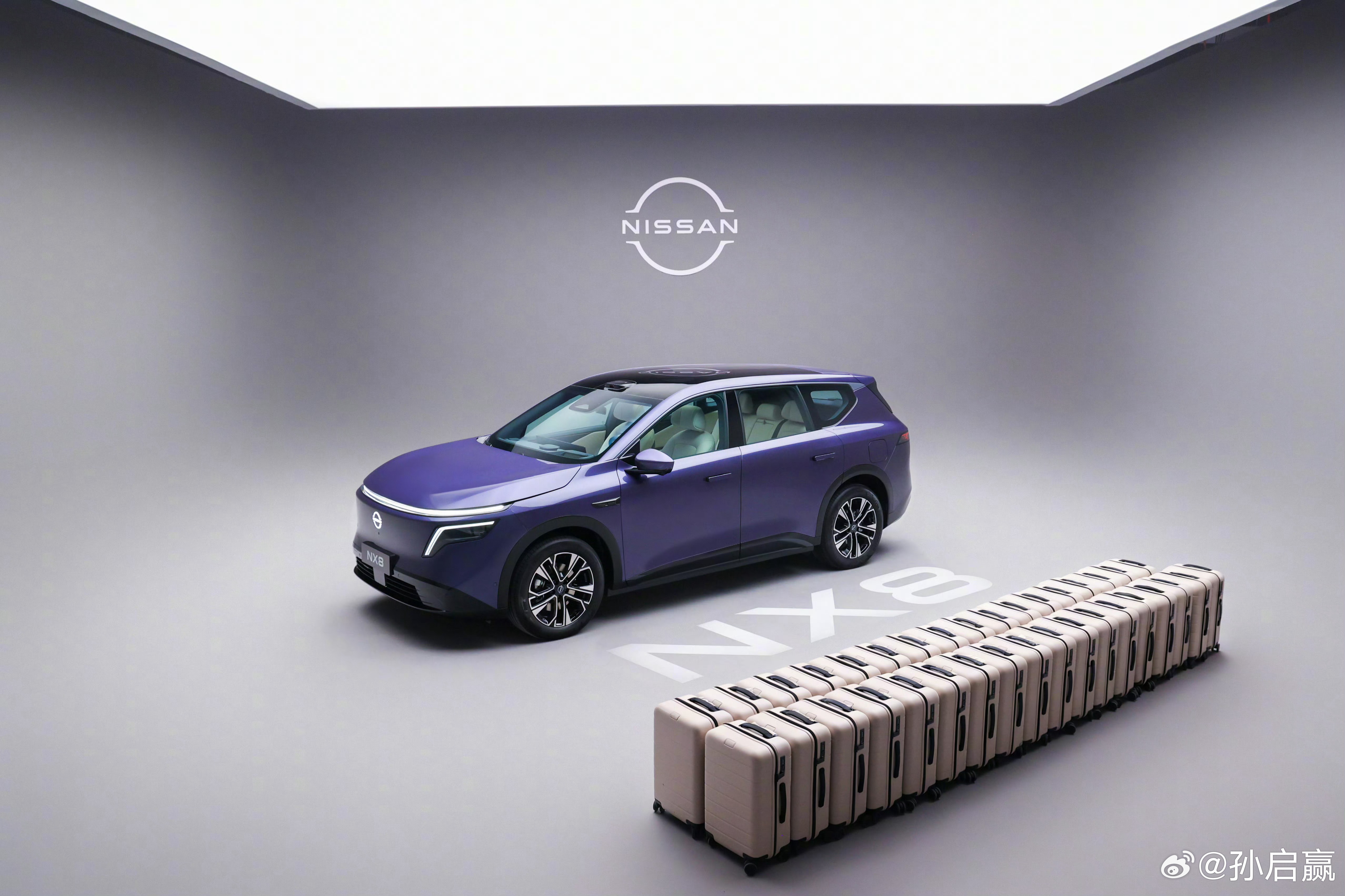 NX8的大空间玩法是真有意思。后排顶榴莲、膝部摆上三折叠手机、三人并排翘二郎腿，