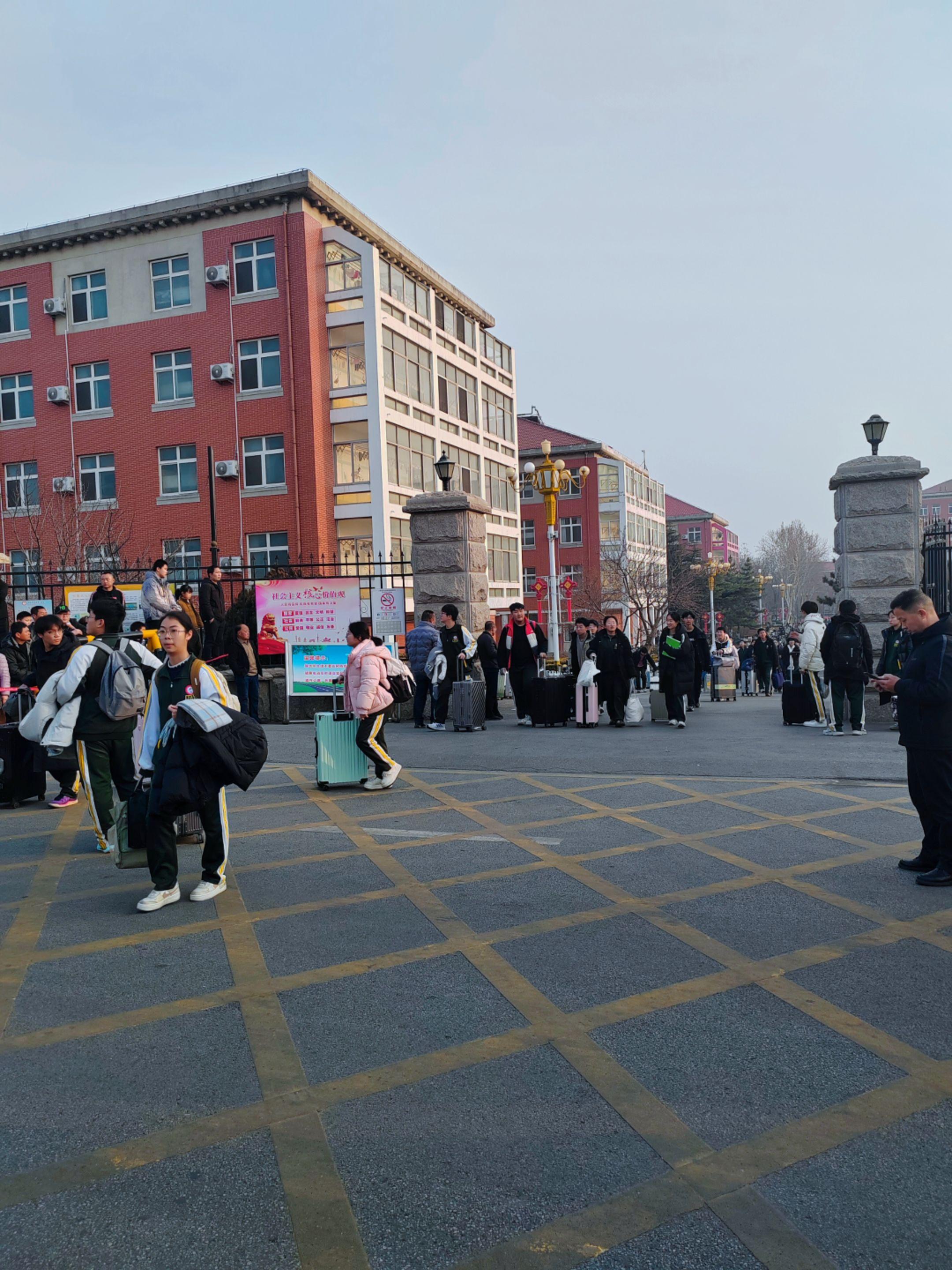 这个春天应该会被载入中国教育的史册，这次的教育的减负和松绑远比deep...