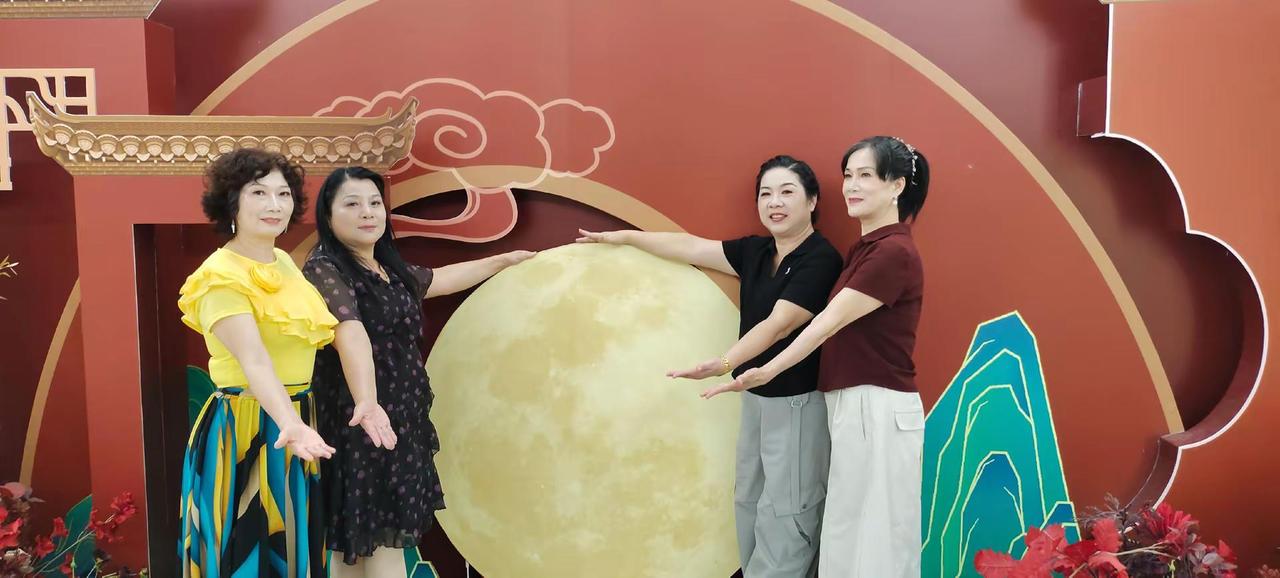 舞台上的姐妹们个个美丽动人 相聚时光美到发光
