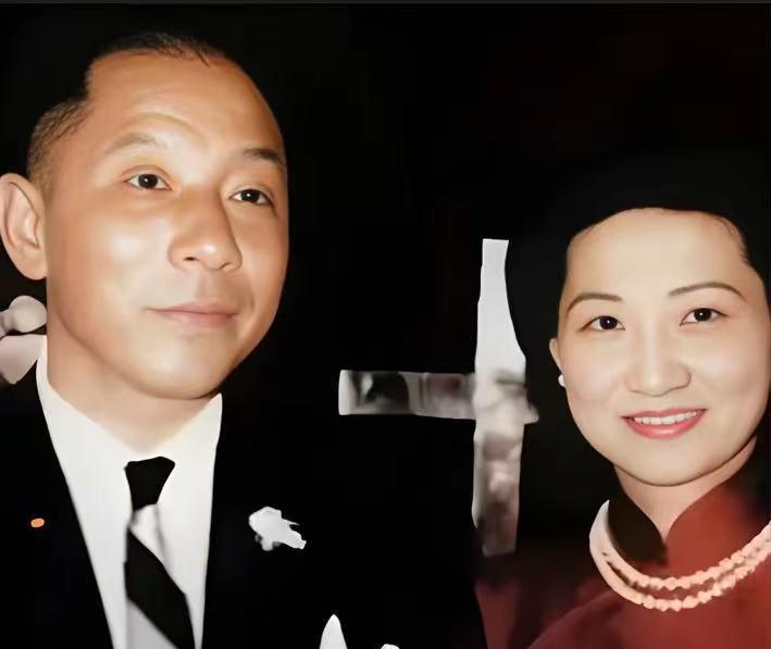 这是拍摄于1964年的一张珍贵结婚照，少帅张学良和赵四小姐对着镜头露出幸福的笑容
