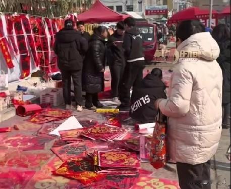 这个春联摊火了火了！


近日，山东招远，14岁男孩街头摆摊卖春联，父亲早年死了