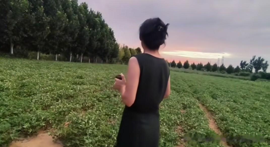 肩膀咋了
我有一件人棉的无袖绿长裙，穿起来很是舒适，就是爱起皱。
我们家衣服通常