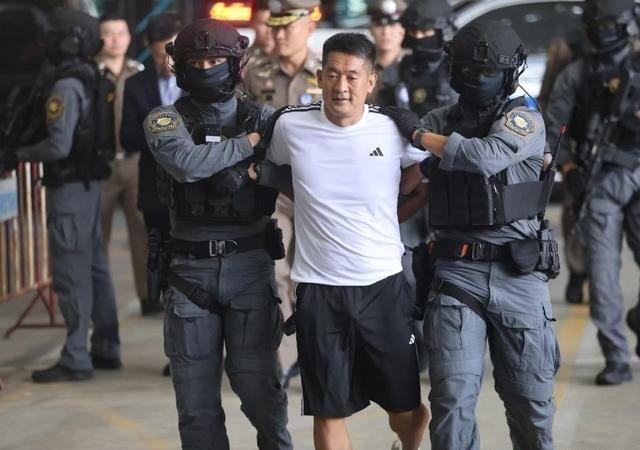 查的人越多，军队越危险？很多人看到军委反腐的雷霆手段，吓得直哆嗦，以为这是病入膏