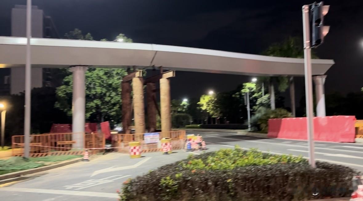 凤凰一桥，连接蕉门到灵山岛这一段的坡道桥什么时候建成通车？仍在紧张施工作业。
