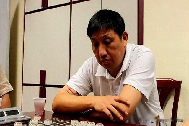 下象棋的这段时光，给了我很多人生启发。它教我学会沉住气：每落一子都要思虑周全，不