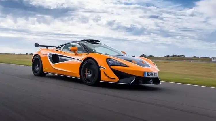 汽车，犹如生活中的航船，带我们穿越人生的海洋，探索无限可能。在汽车的世界里，没有