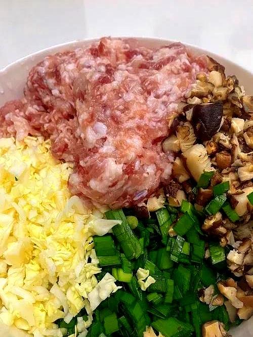 合住老人，试过的都懂——头三个月足够把人熬散架。
天不亮，妈就抡刀剁饺子馅；爸把