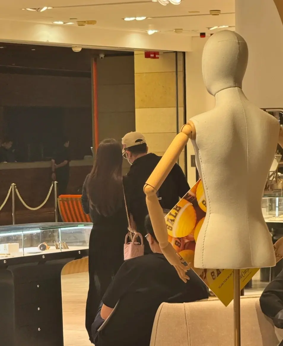 郭富城陪老婆方媛香港购物，好宠妻呀。方媛背着粉色包包少女心爆棚，郭富城...