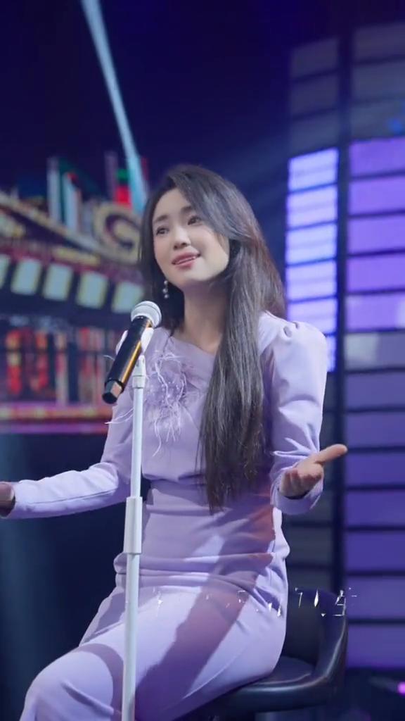 最普通的人。
演唱：云朵。
每个人或许都拥有无尽的幻想，就像梦一样，有些醒了就会