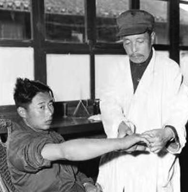 1955年，一个走江湖的男子故意让毒蛇咬自己的舌头，等蛇释放完毒素后，他一口咬下