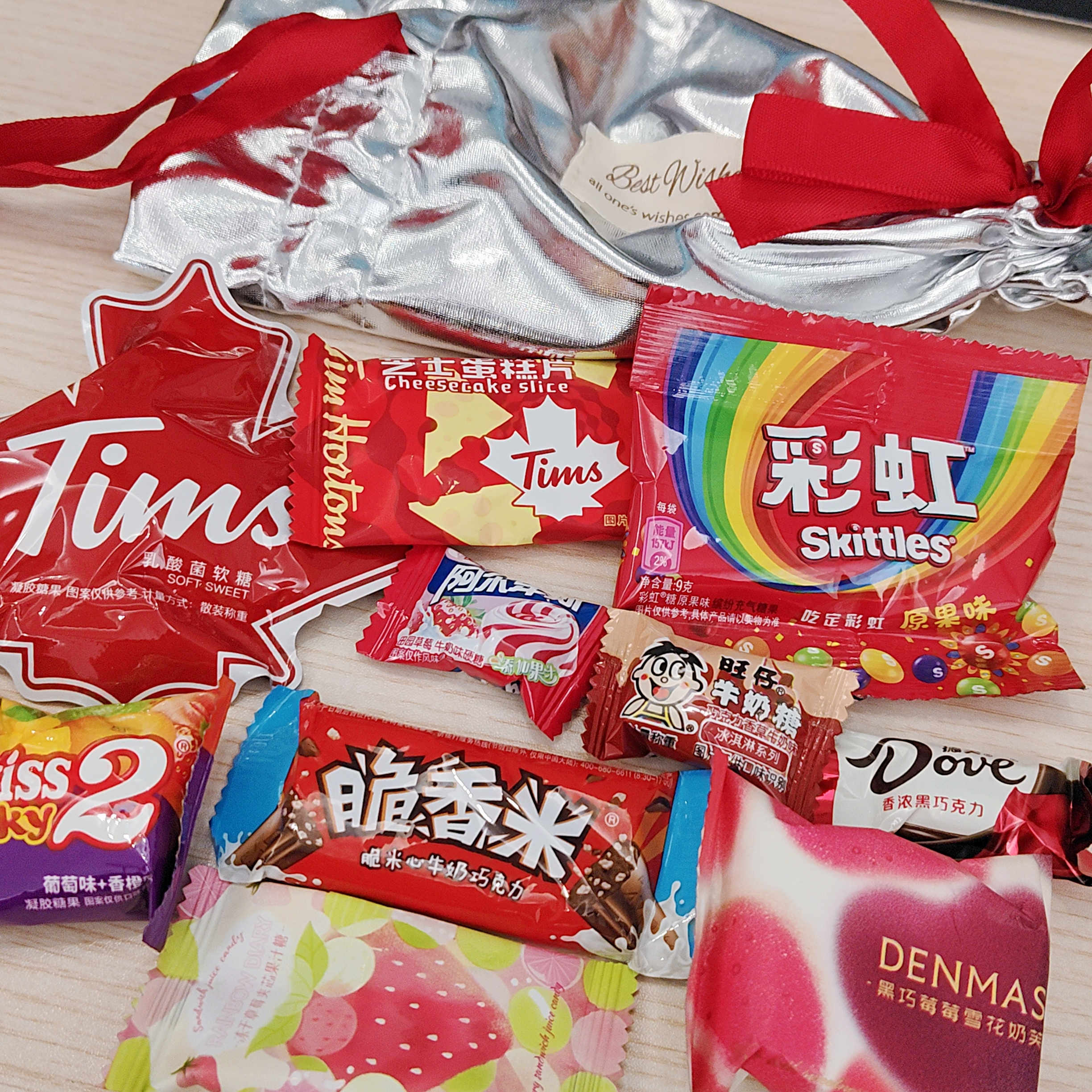 同事喜糖倒是挺有新意🍬 以前见过纸盒铁盒礼物盒，袋装少见～沾沾喜气lucky的