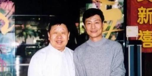 1988年，相声演员刘伟不顾师父反对，坚决要移民出国，马季大怒：“国外谁认识你！