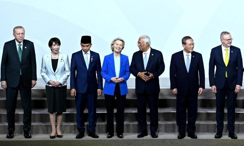 刚刚从南非传来的这张照片很有意思，从高市早苗的动作和神态可以看出来，她明显是把目