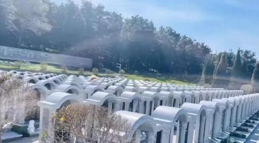 骨灰盒正在被时代抛弃！大家有没有发现，八宝山三万多块墓地到期不续租、停售新墓，当