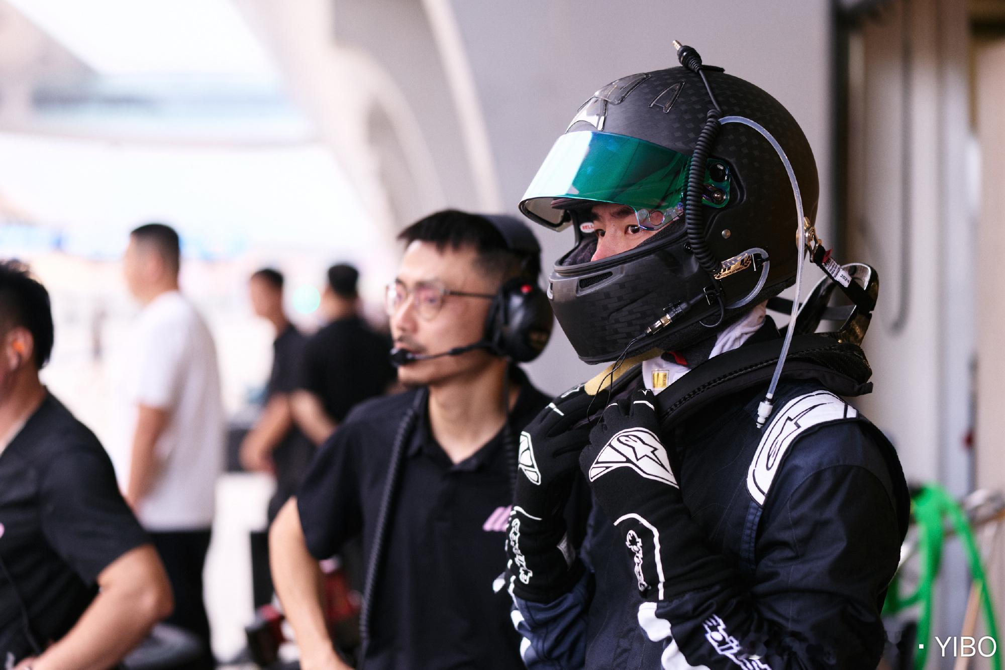 引擎轰鸣，热爱不止。在上海赛道的风里，做最专注的自己。🏁🏎️💚王一博王一博
