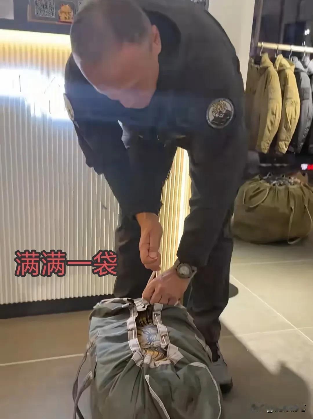 谢尔盖博格丹回程在太原短暂停留一天也是收获满满啊，到一家军旅服装店，外套，裤子、