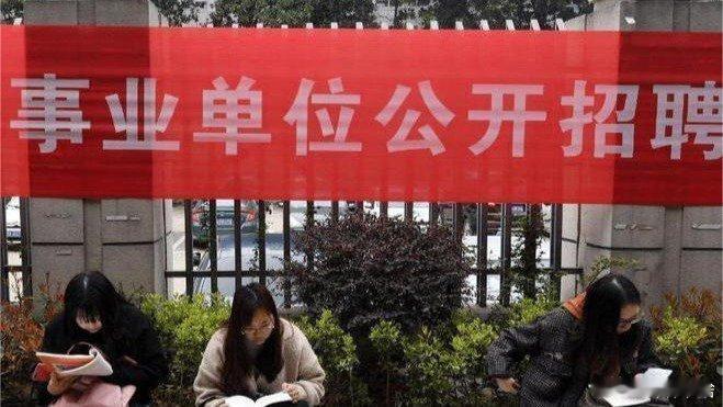 考第一滴落选 那啥样滴才能不落选呢？凤凰新闻【女子考编第一却因学历重叠落选，是否