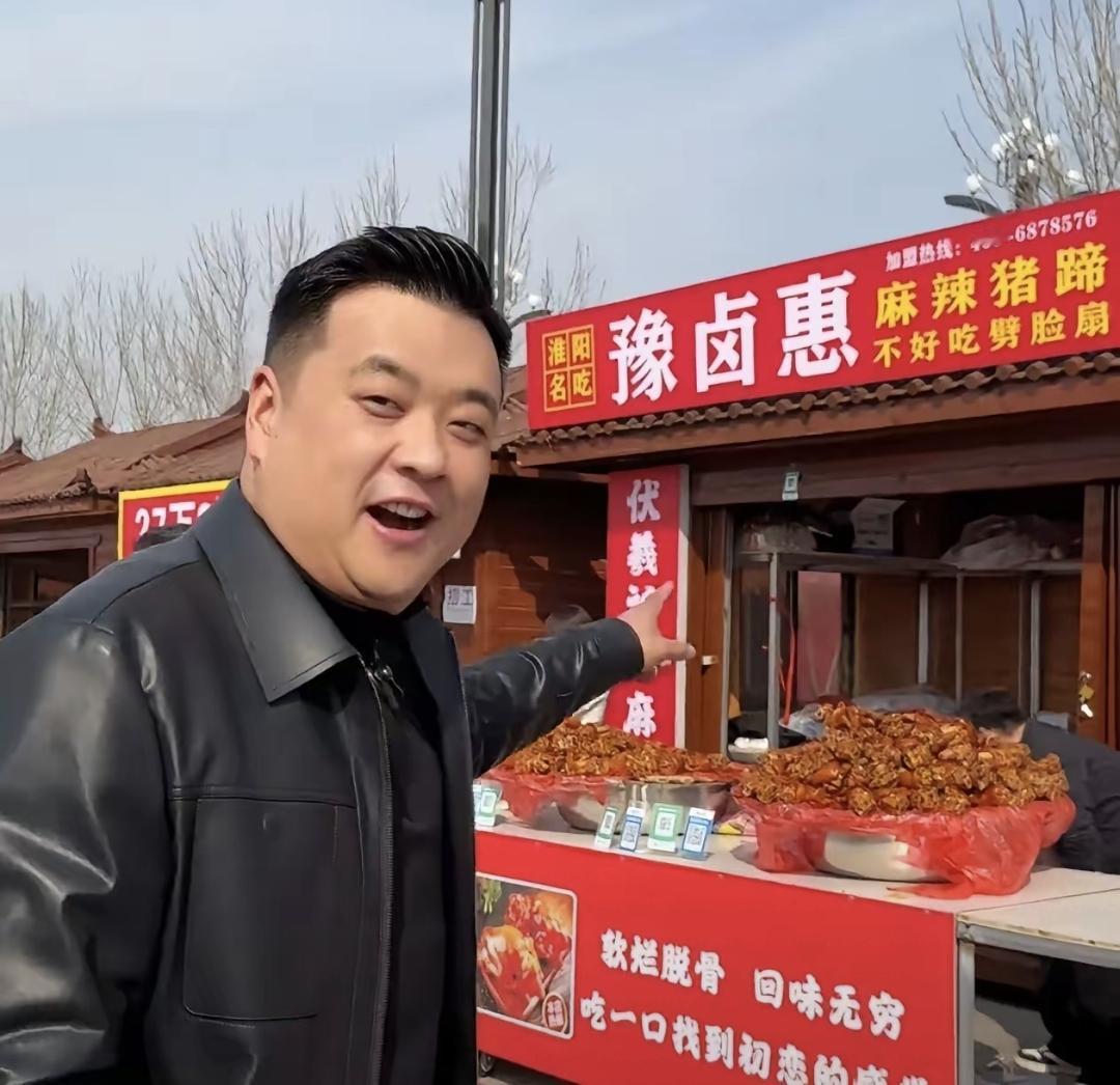 太昊陵庙会那个C位摊位，27万拍下来，30天摊位费，平均一天光租金就9000。加