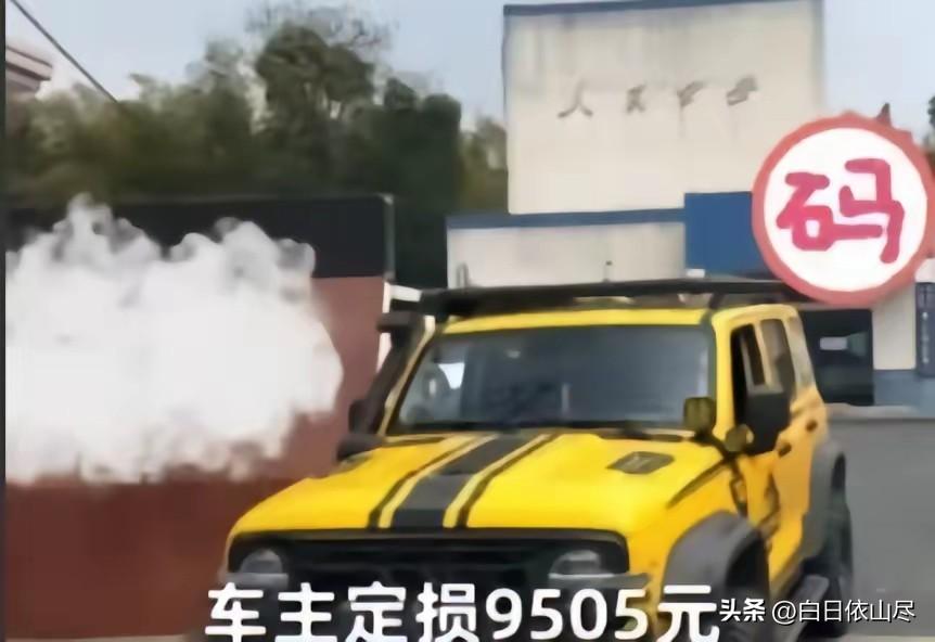 “不知天高地厚！”安徽，4名大学生轮番踩在坦克300上拍照，车主发现后，车顶已变