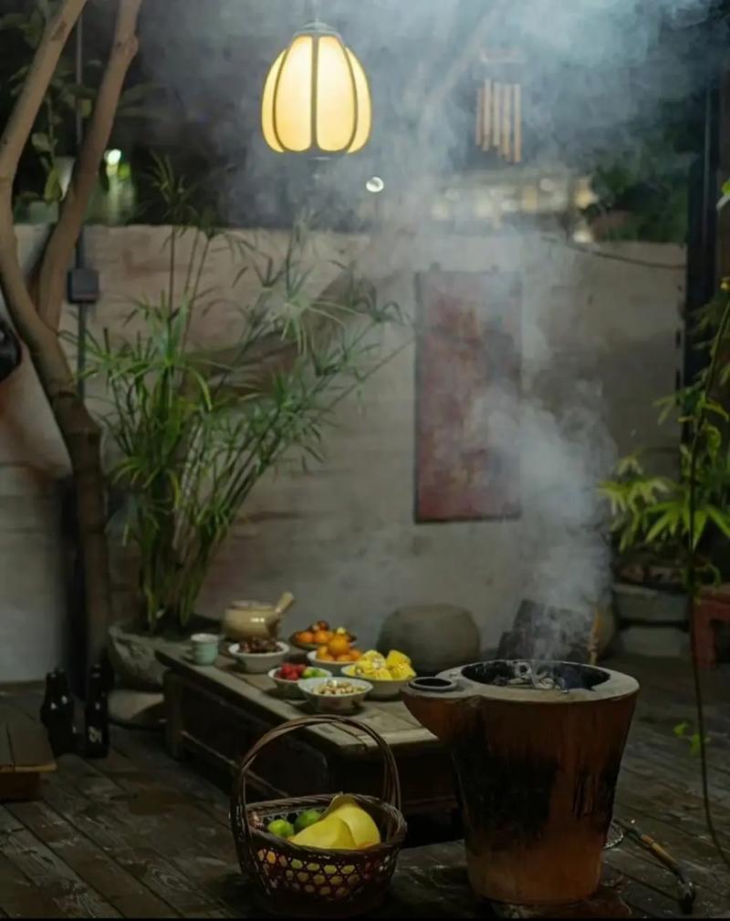 人间烟火气，是黄昏时分，千家万户的窗口次第亮起暖黄色的光，像大地把星星种在了屋檐