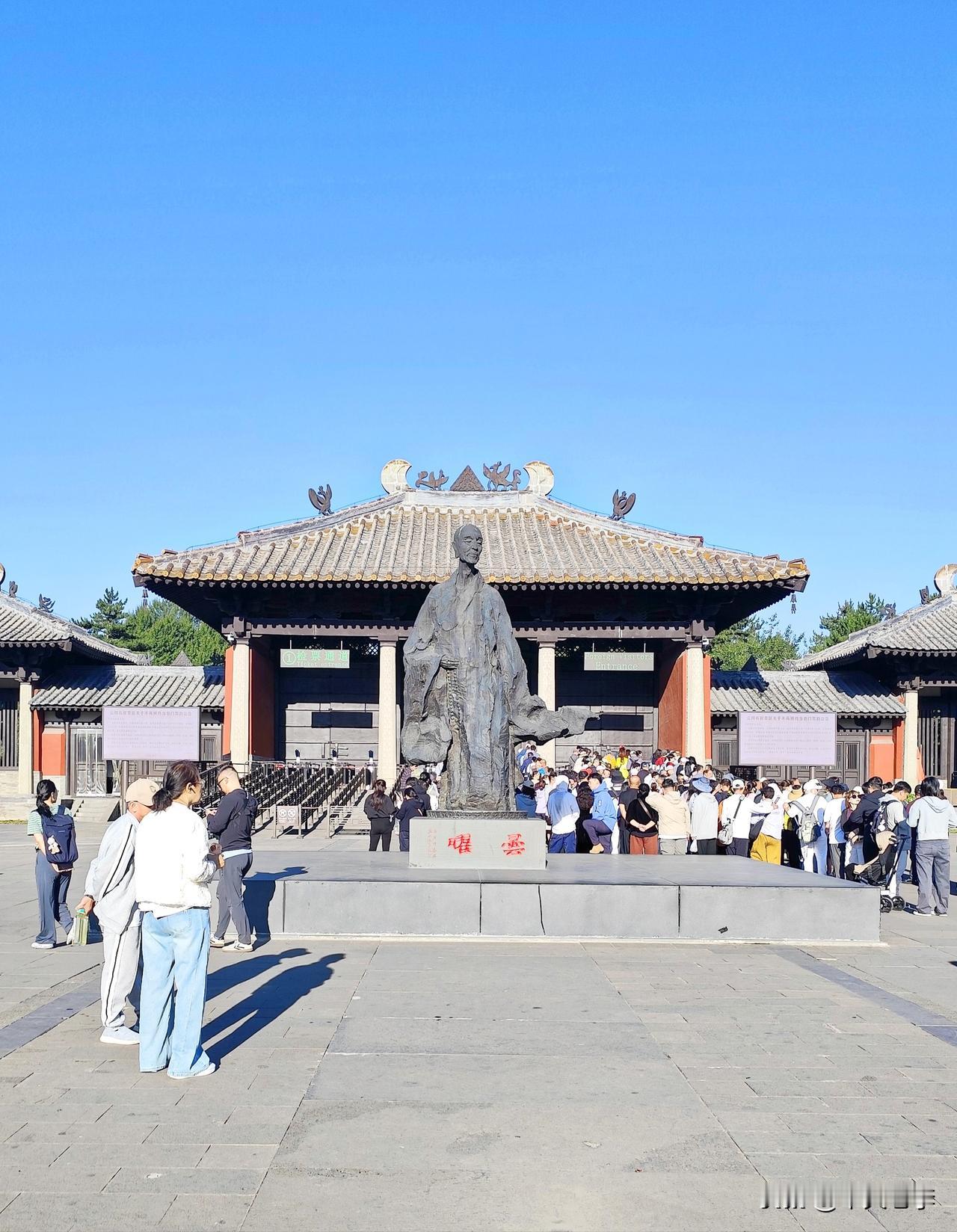 云冈石窟，位于山西省大同市西郊武州山南麓。此景区是北魏时期开凿的大型石窟群，堪称