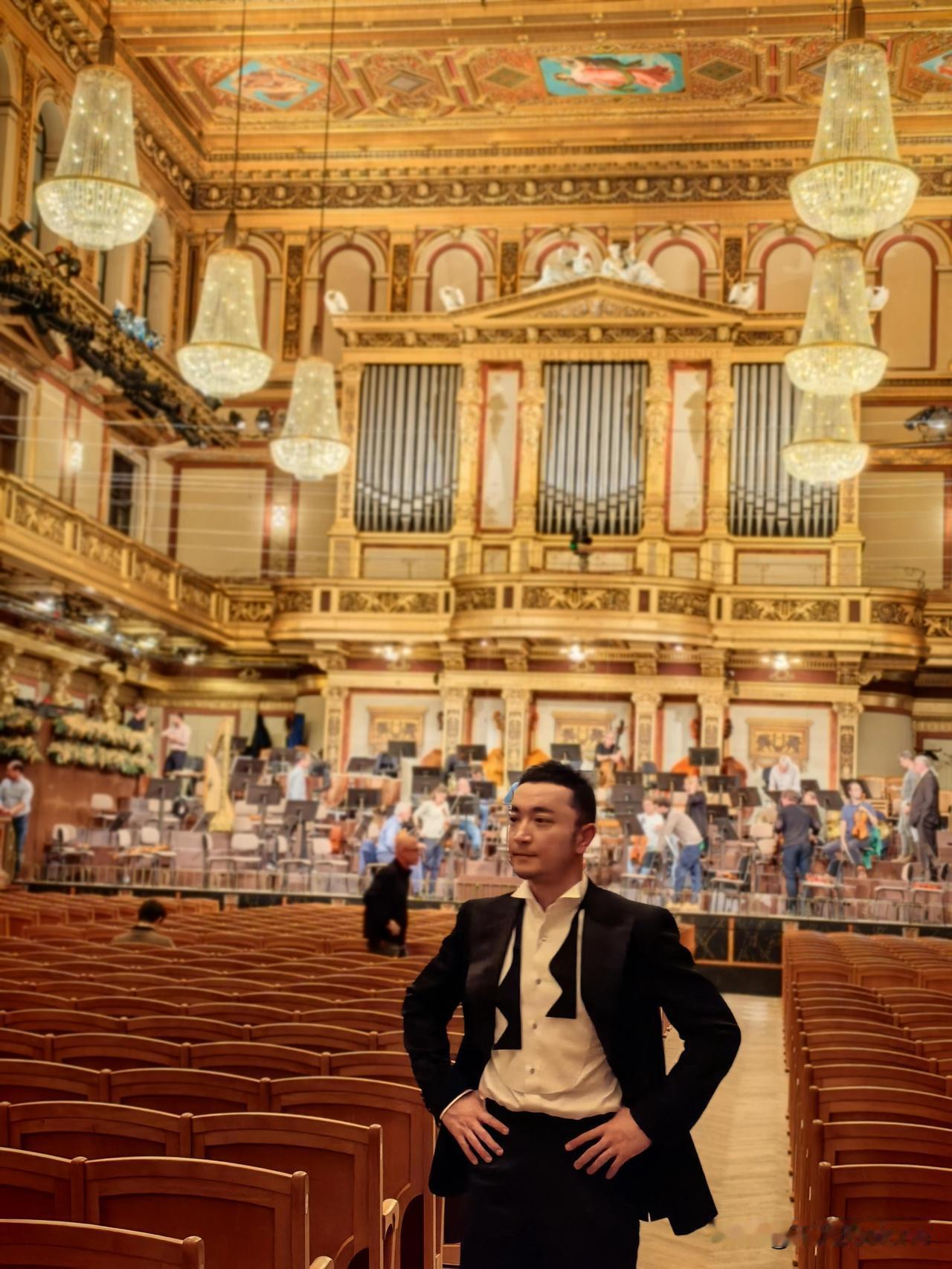 12月31日，央视主持人尼格买提更新动态，并配文“非说我要变魔术那就变两张票送给