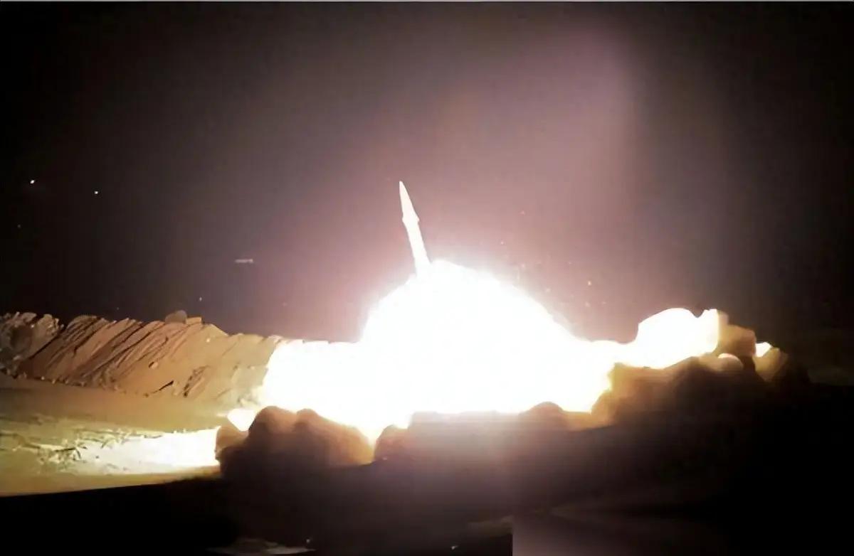 这次伊朗的反击太狠了！美国两艘宙斯盾驱逐舰直接被反舰弹道导弹命中要害，严重受损。