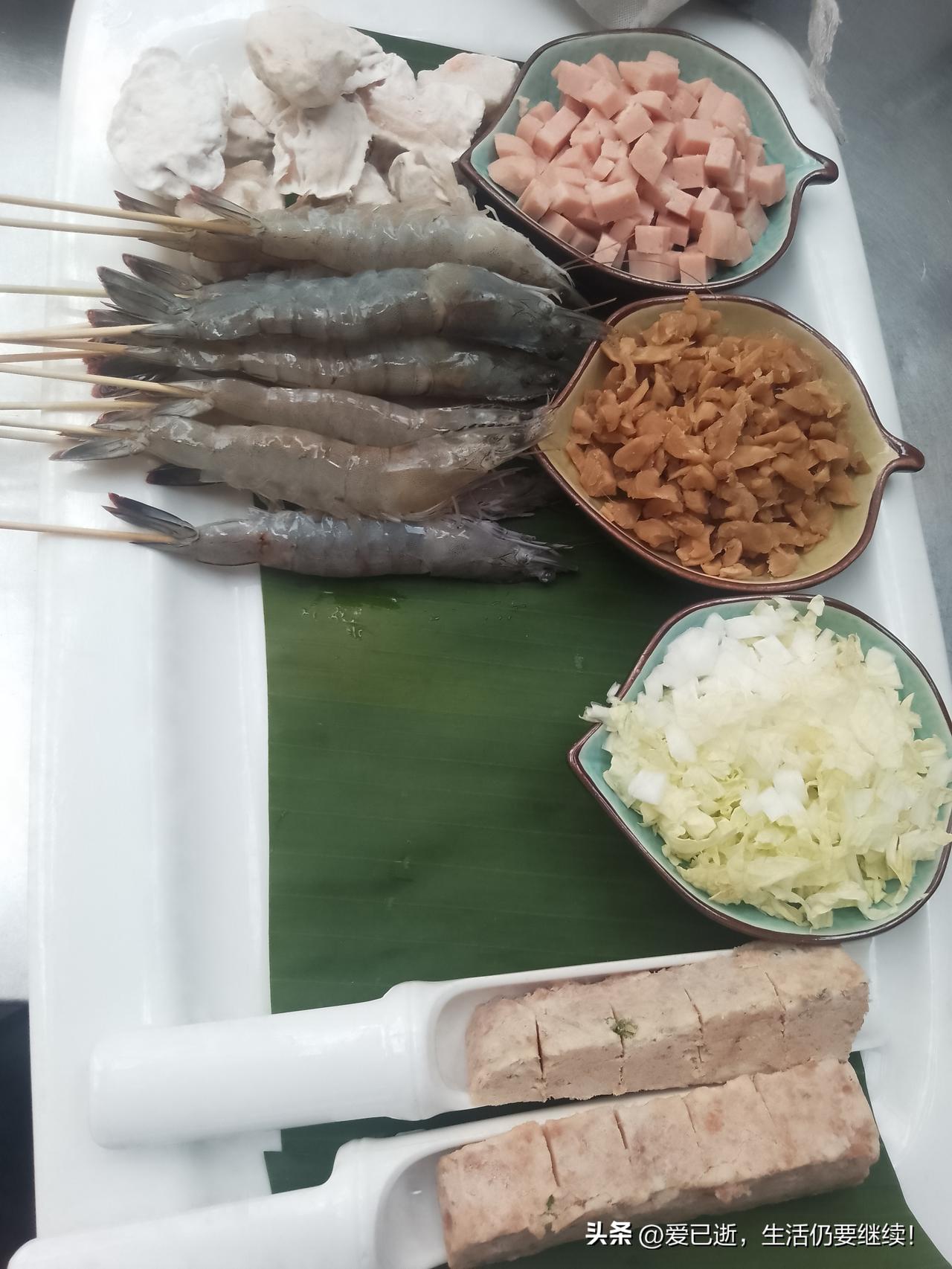 今天学习制作两广地区的粥底火锅。原来很简单就是煮一锅白粥，加点咸菜然后放海鲜就行